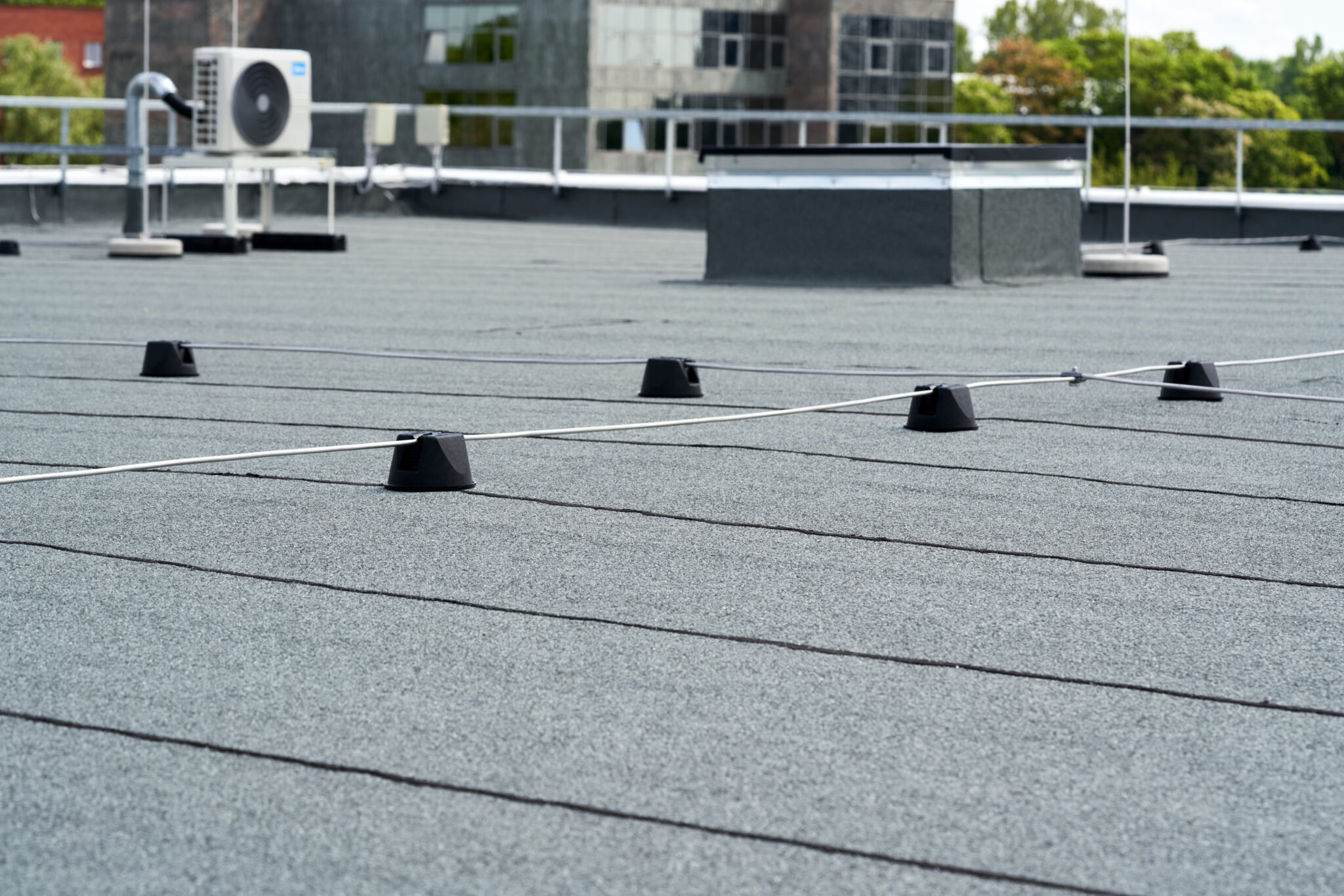 Flat roof protective covering with bitumen membrane for waterproofing